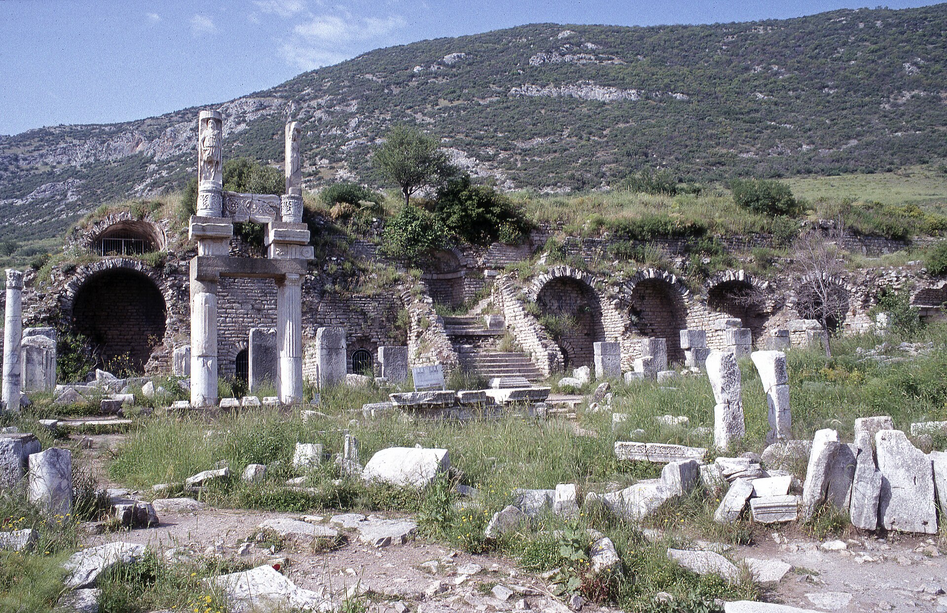 İmparatorlar Tapınağı ve Sunağı ile Domitianus Terası