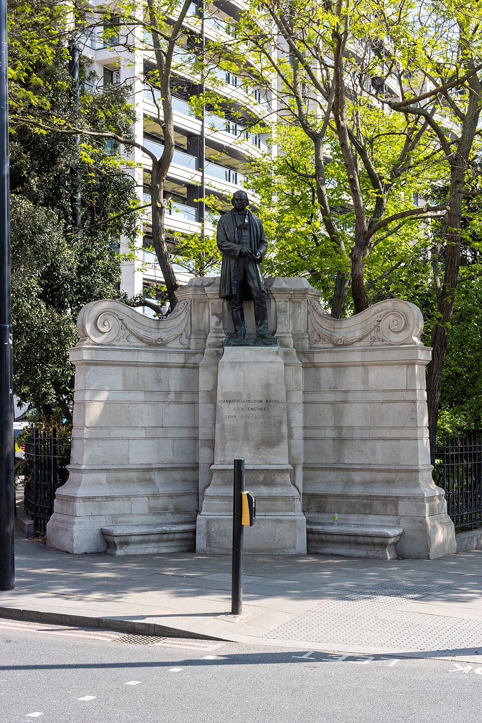 A photograph of Statue of Isambard Kingdom Brunel
