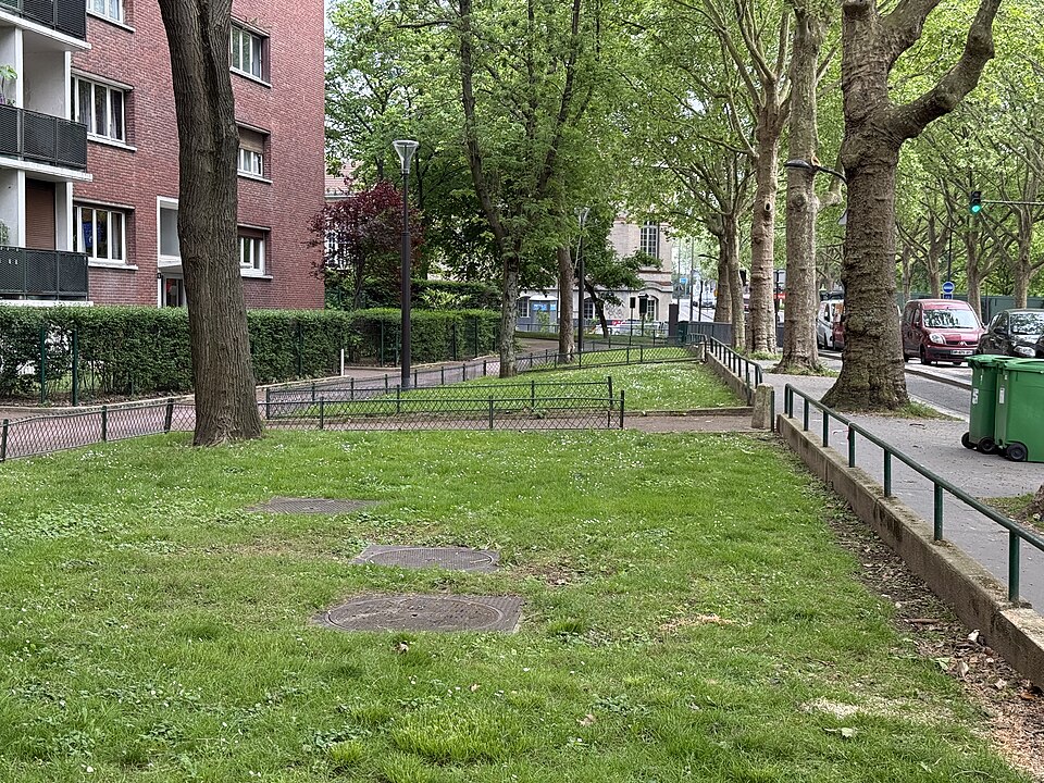 A photograph of jardin d'immeubles de la rue de la Marseillaise
