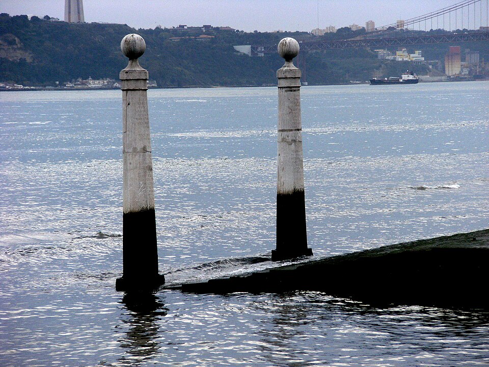 A photograph of Cais das Colunas