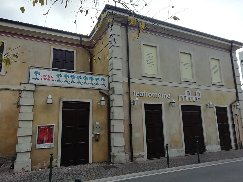 A photograph of teatro Momo