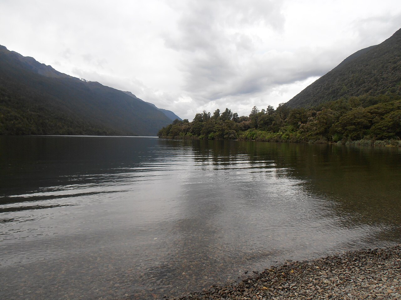 Una fotografia di Lake Alabaster/Wāwāhi Waka