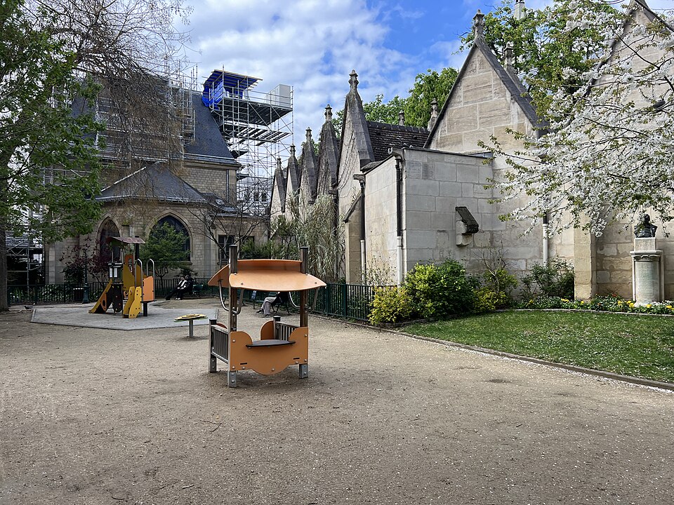 A photograph of square André-Lefèbvre