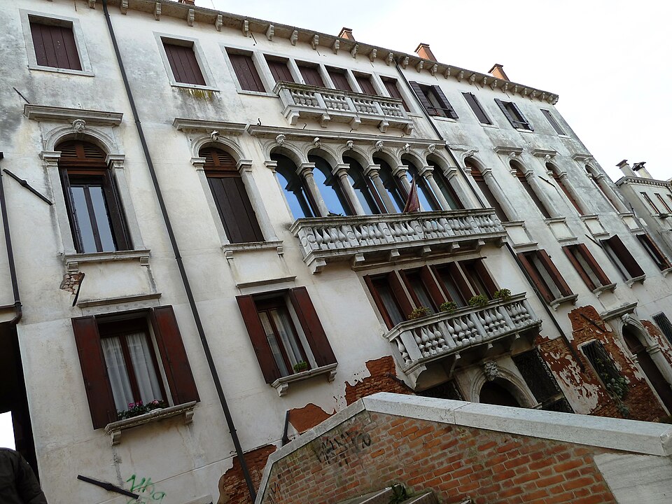 A photograph of Palazzo Erizzo a San Martino