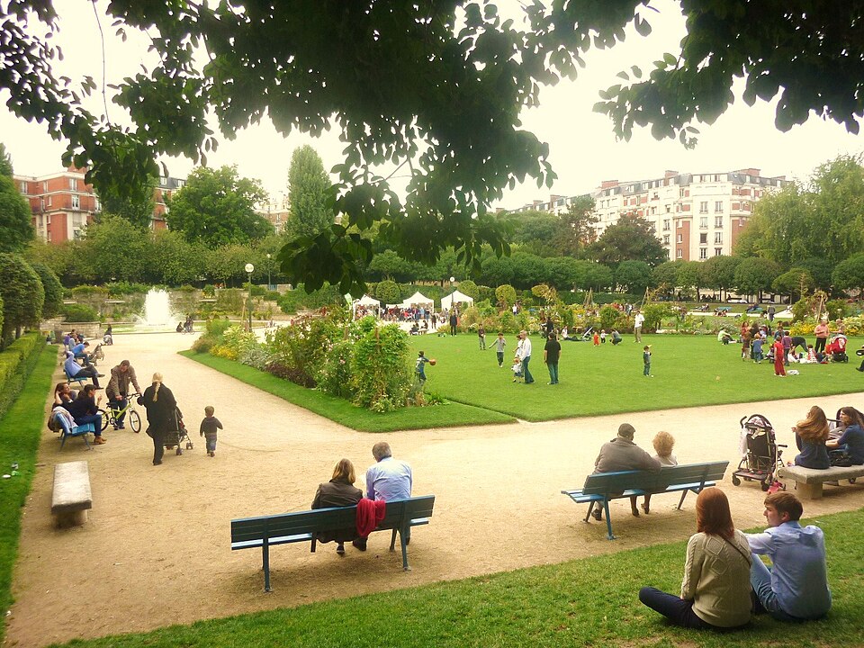A photograph of square Saint-Lambert