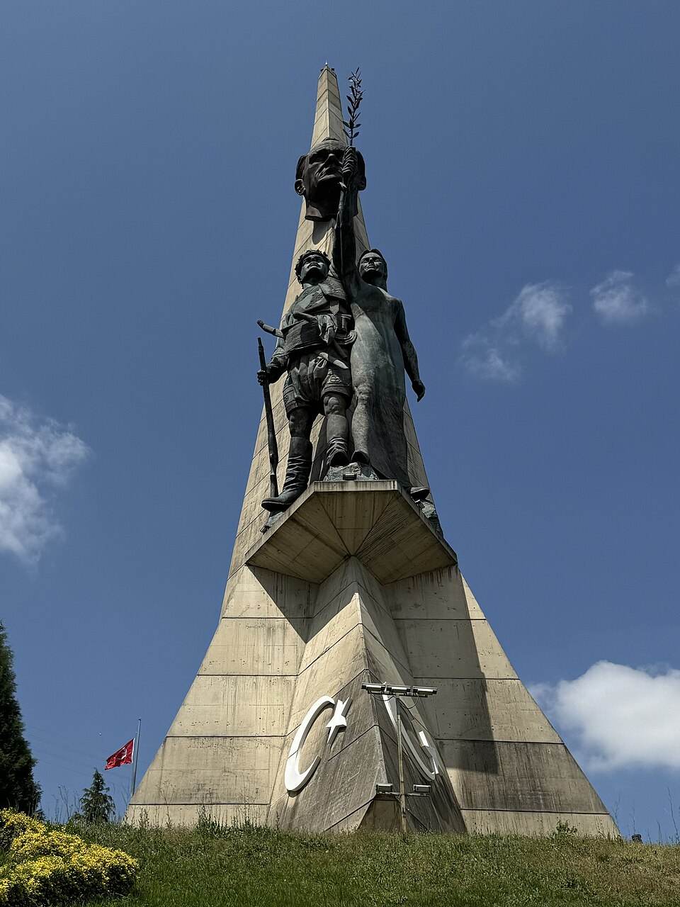 A photograph of Kuva-yi Milliye and the Republic Monument