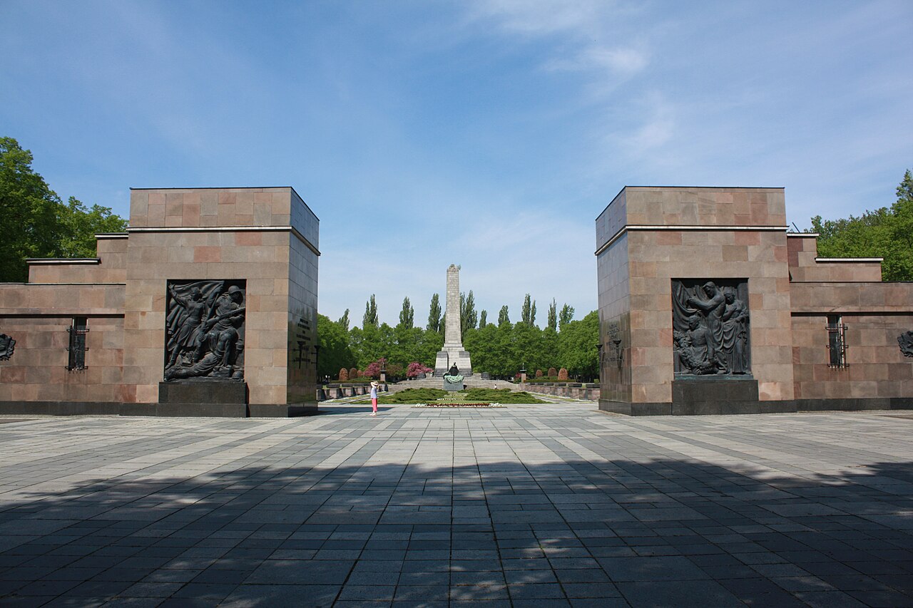 Ein Foto von Soviet War Memorial Schönholzer Heide