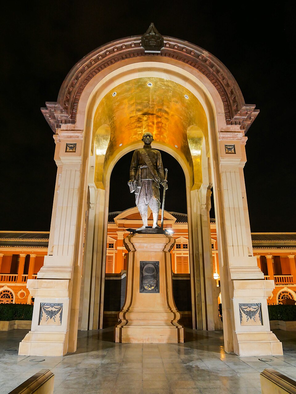 A photograph of Saranrom Palace