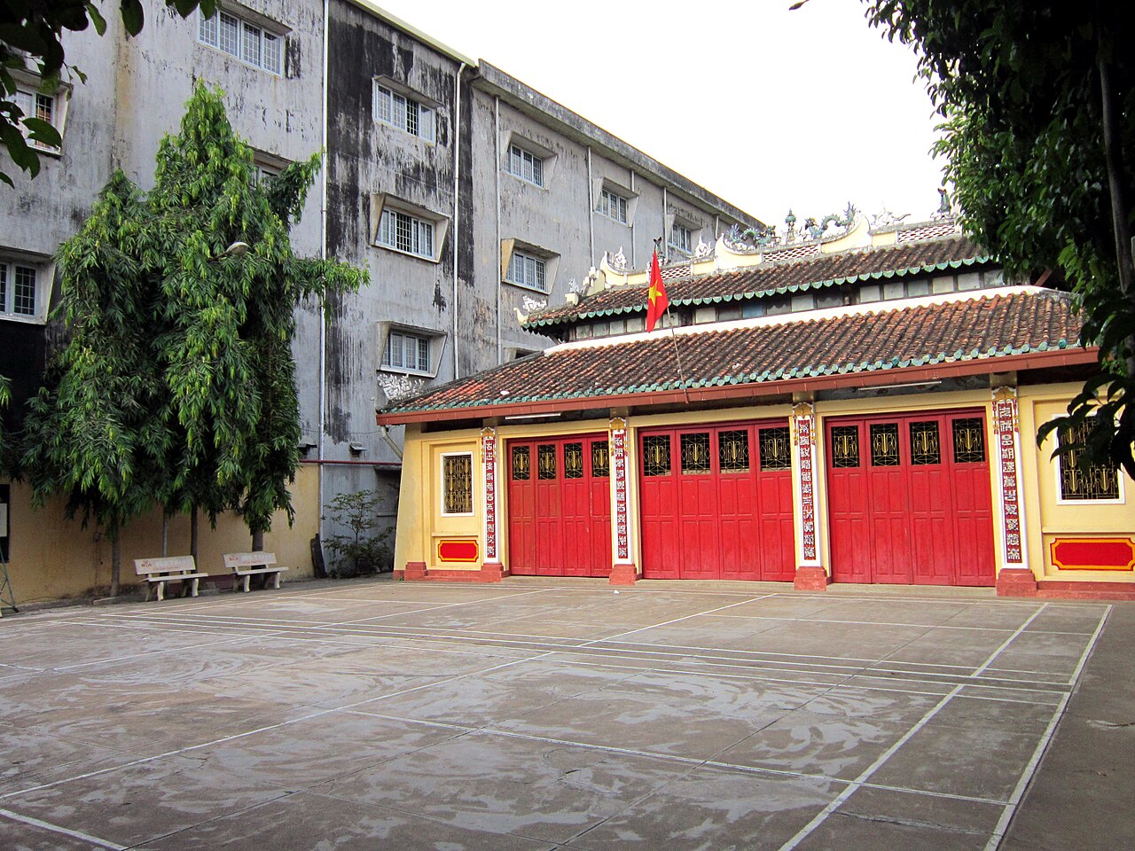 A photograph of đình Hoà Bình