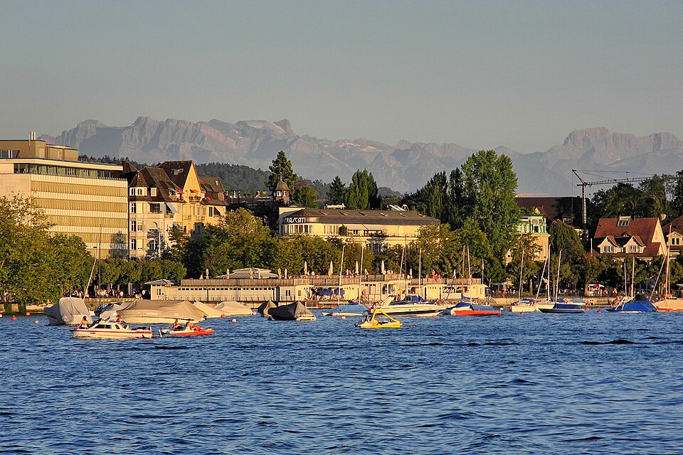A photograph of Seebad Utoquai