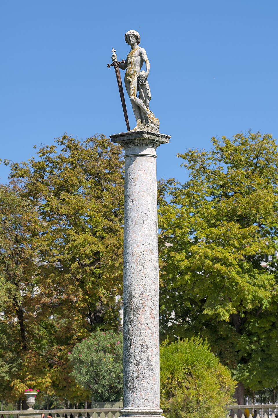 A photograph of David vainqueur de Goliath