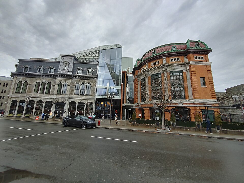 A photograph of Le Diamant