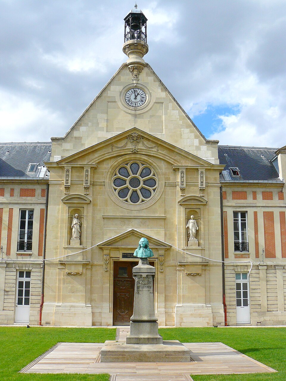 A photograph of chapel of Laennec Hospital of Paris