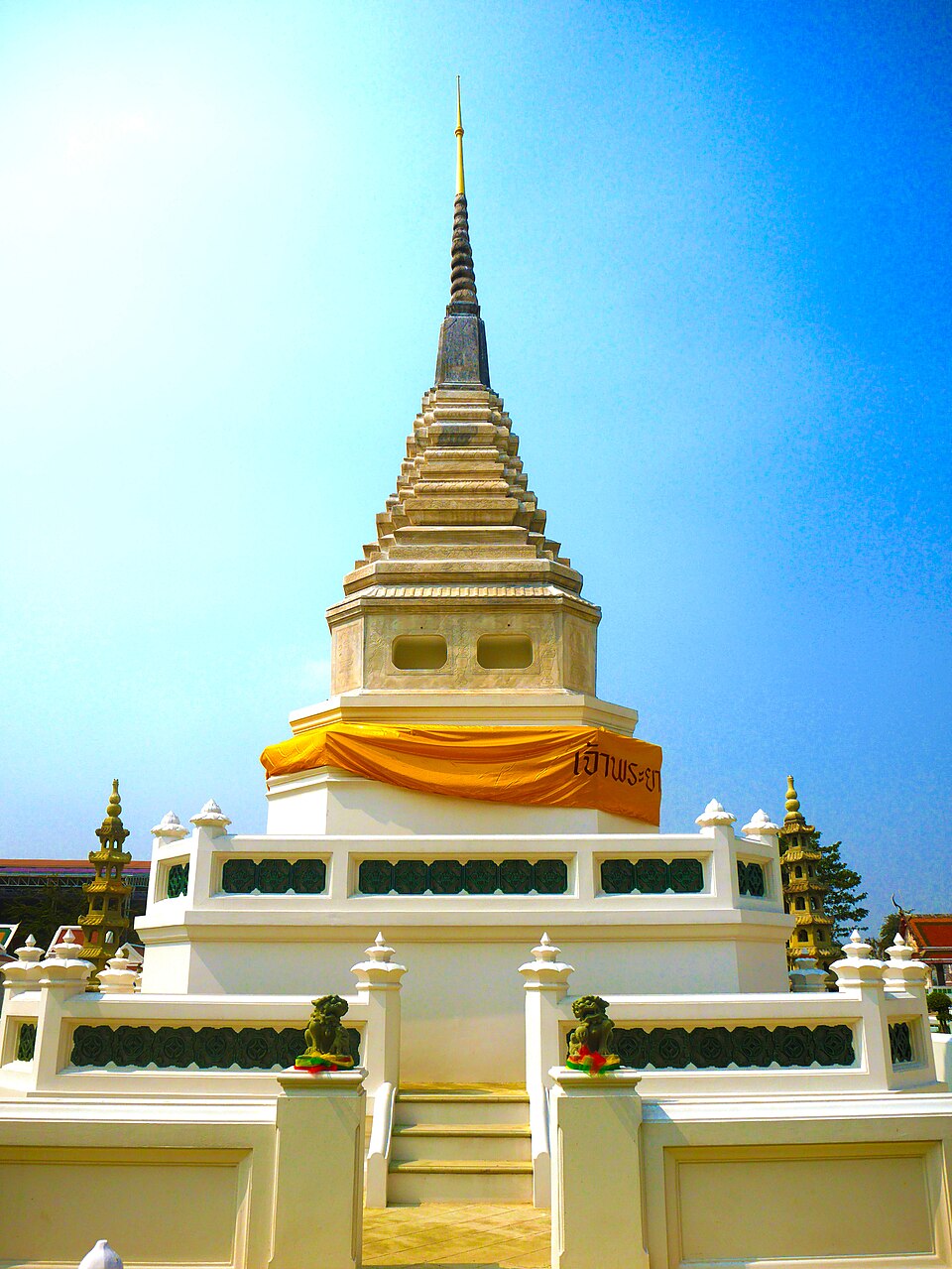 A photograph of Wat Kalayanamitr