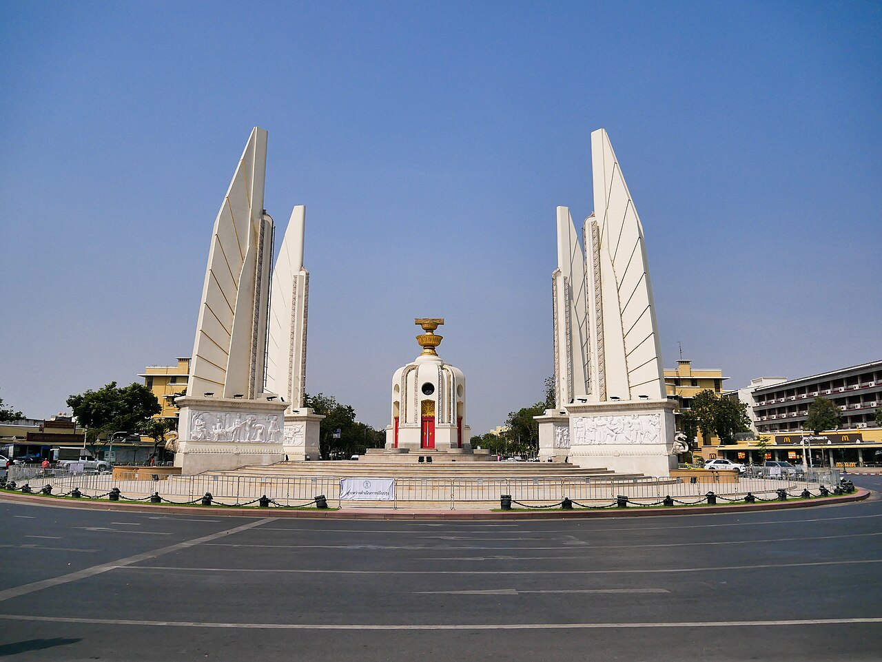 Democracy Monument의 사진