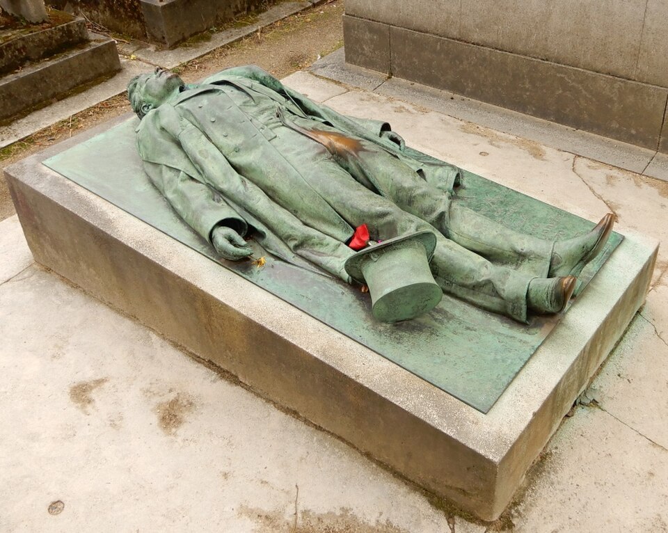 A photograph of Grave of Victor Noir