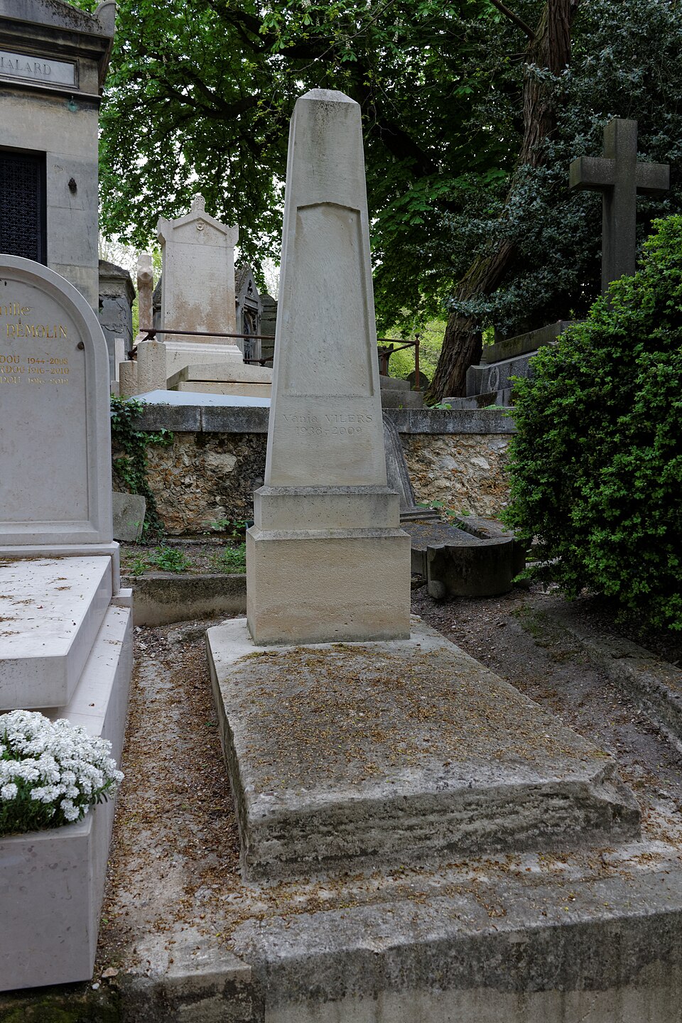 A photograph of Grave of Vilers
