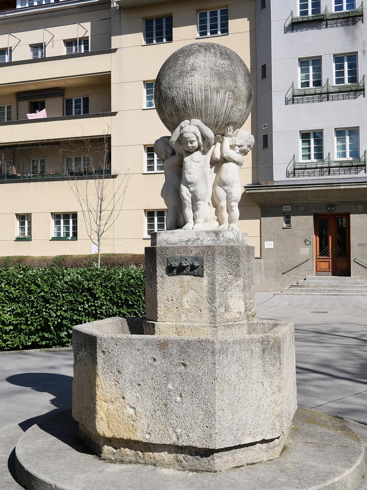 Putti mit Weltkugel