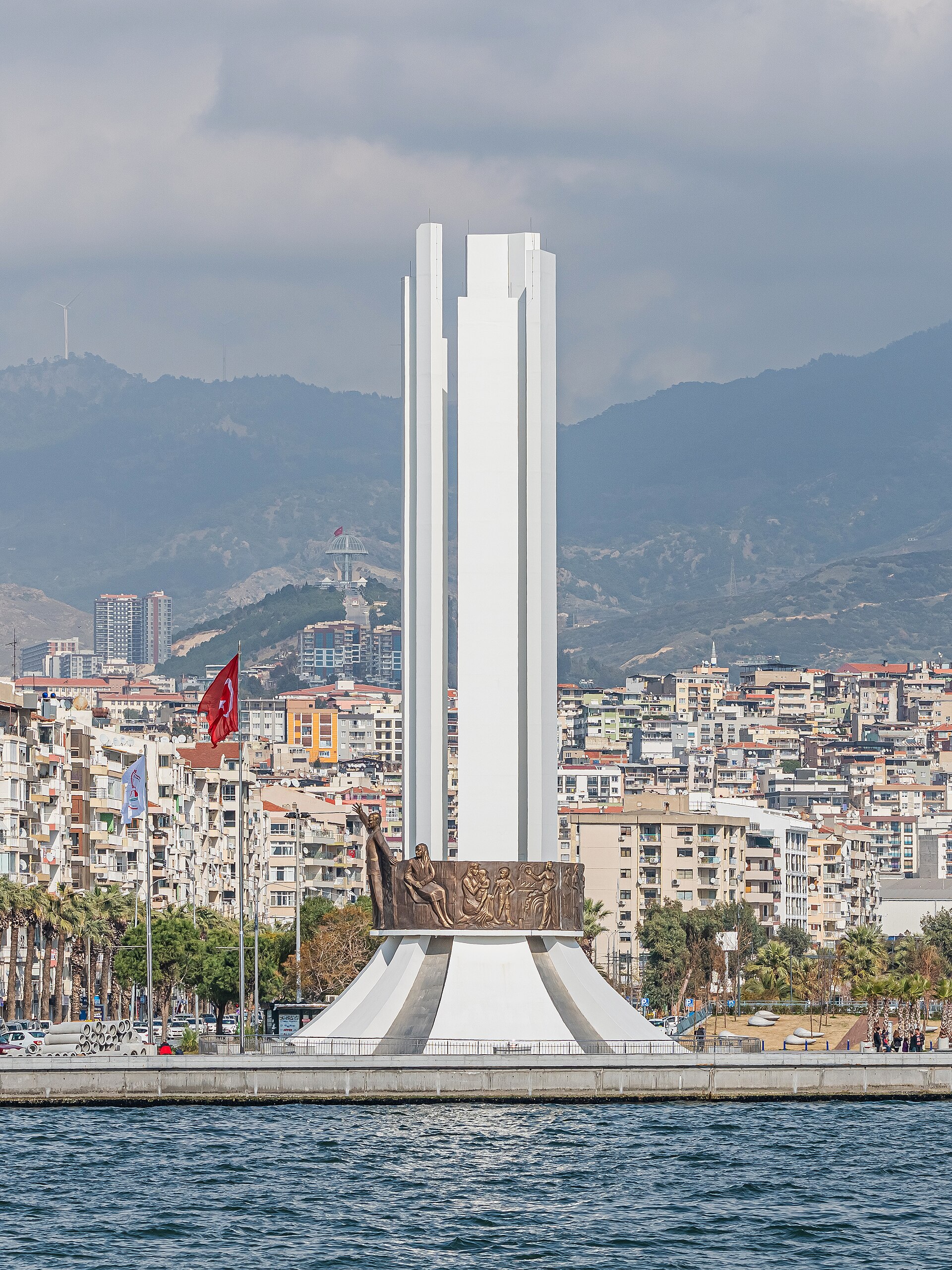 Atatürk, Annesi ve Kadın Hakları Anıtı