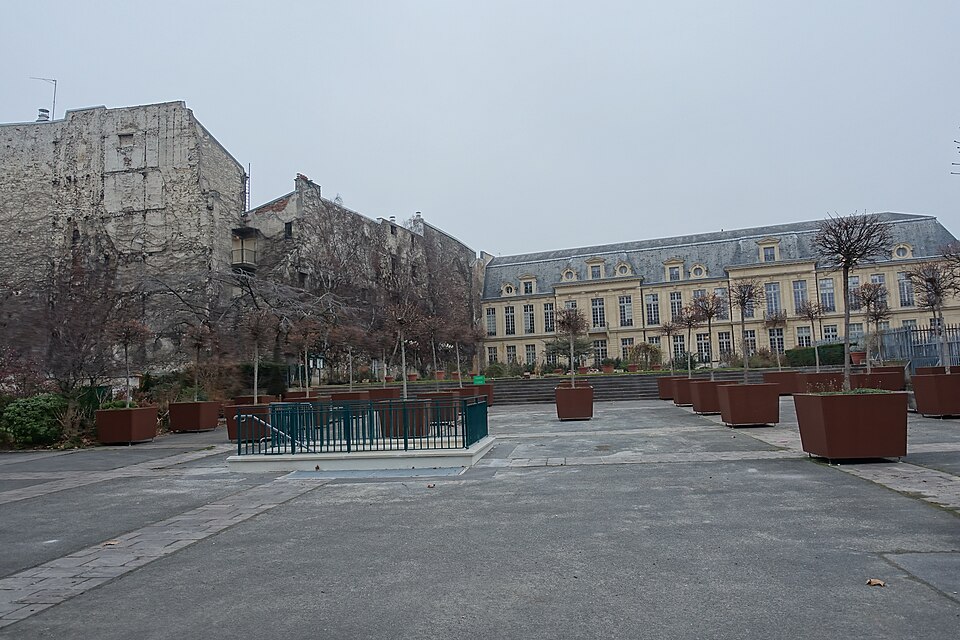 A photograph of Square Albert-Schweitzer