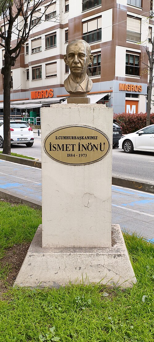 İsmet İnönü Büstü