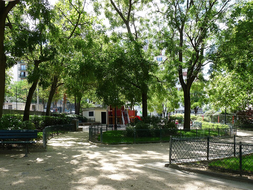 A photograph of square Belleville - Télégraphe