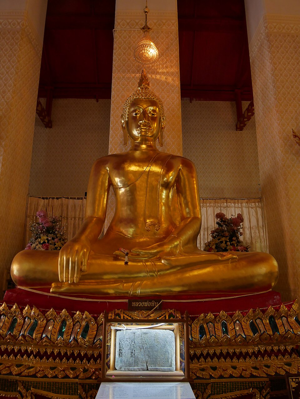 A photograph of Wat Mahathat Yuwaratrangsarit