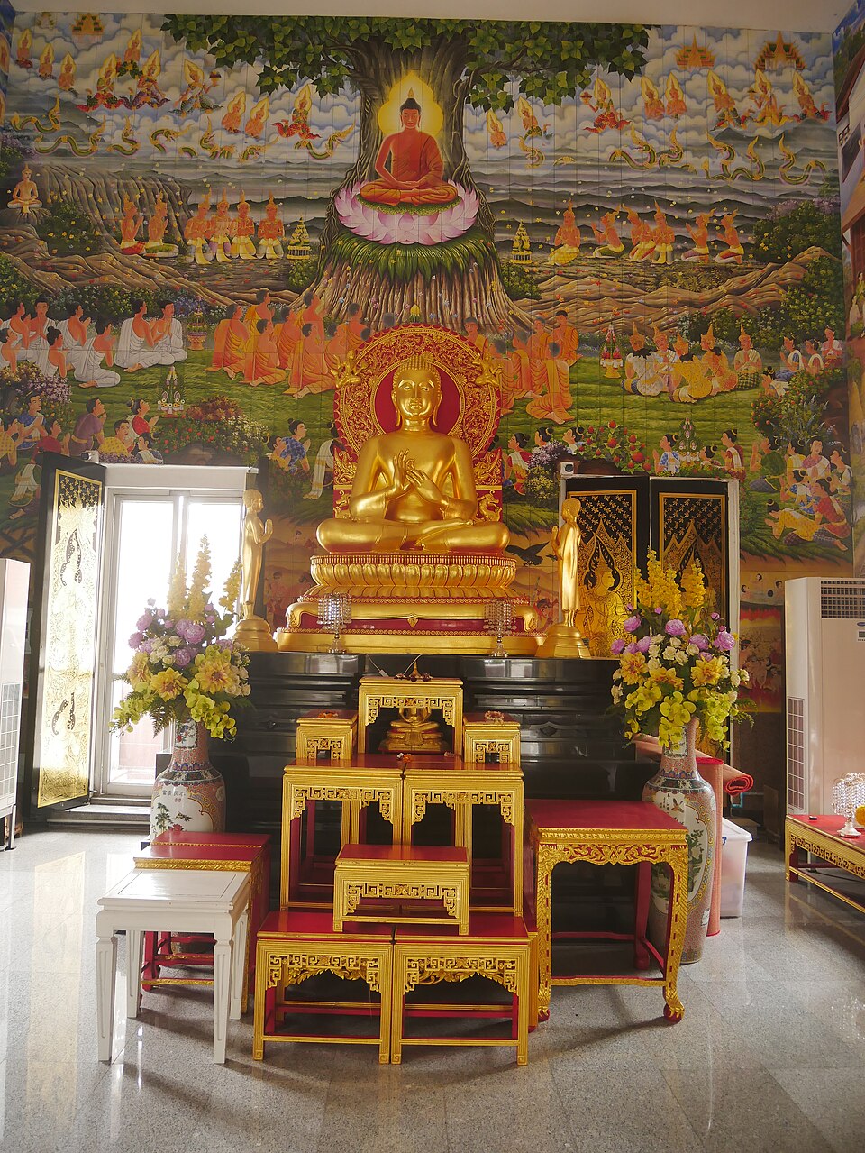 A photograph of Wat Hua Lamphong