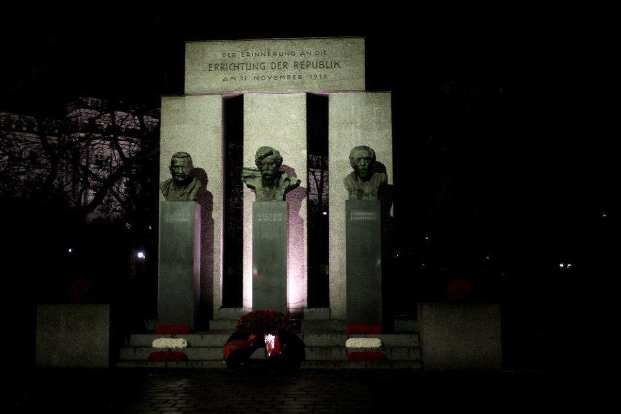 Une photographie de Denkmal der Republik