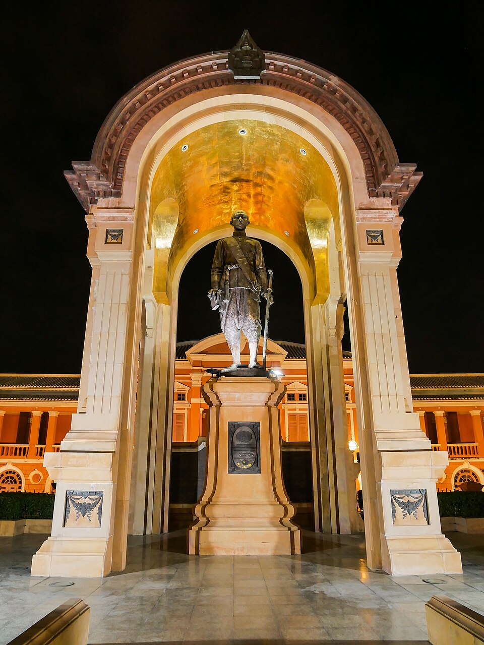 A photograph of Saranrom Palace