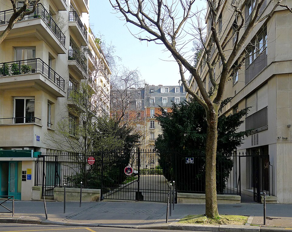 A photograph of square Théophile-Gautier