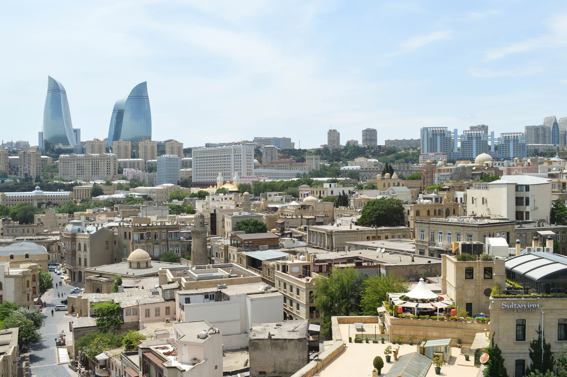 Une photographie de Flame Towers