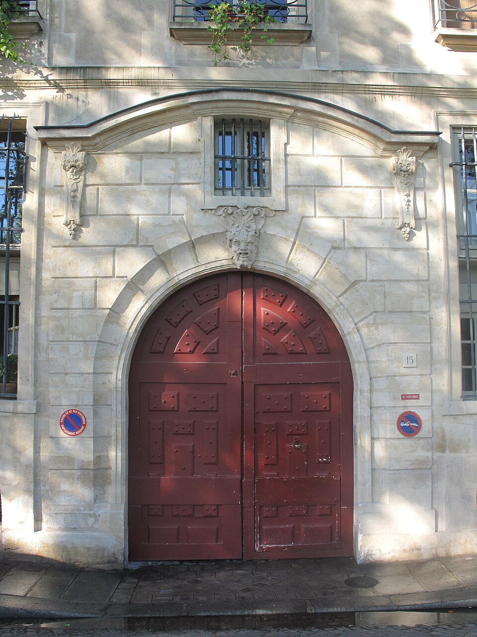 A photograph of Hôtel Le Charron