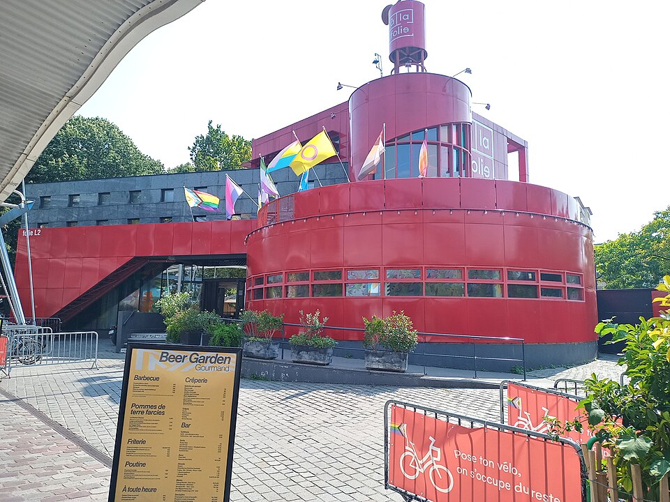 A photograph of À la folie
