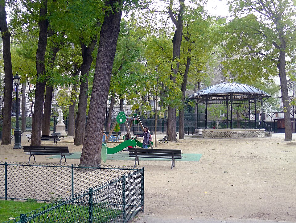 A photograph of square Carpeaux