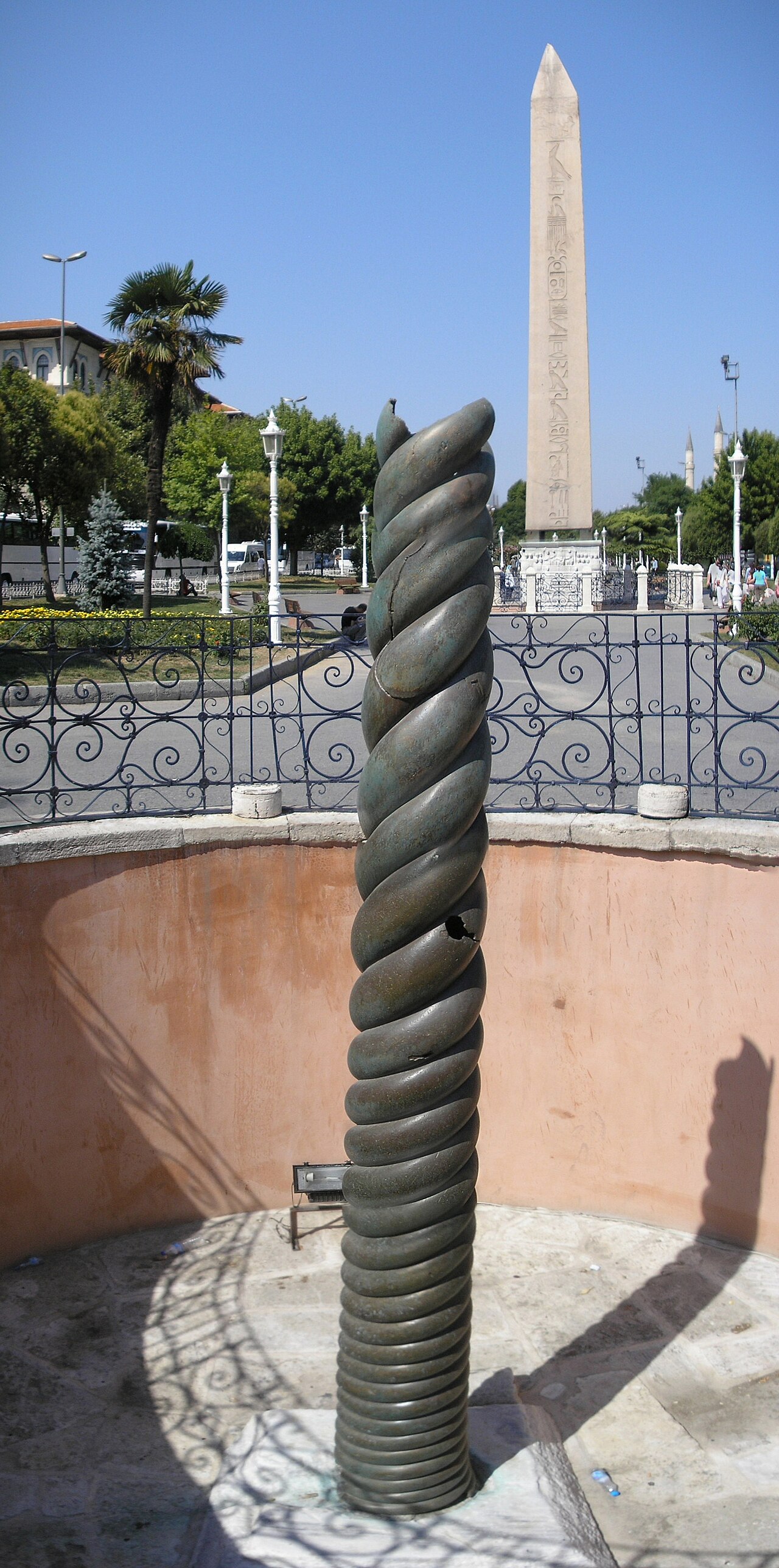 Una fotografia di Serpent Column