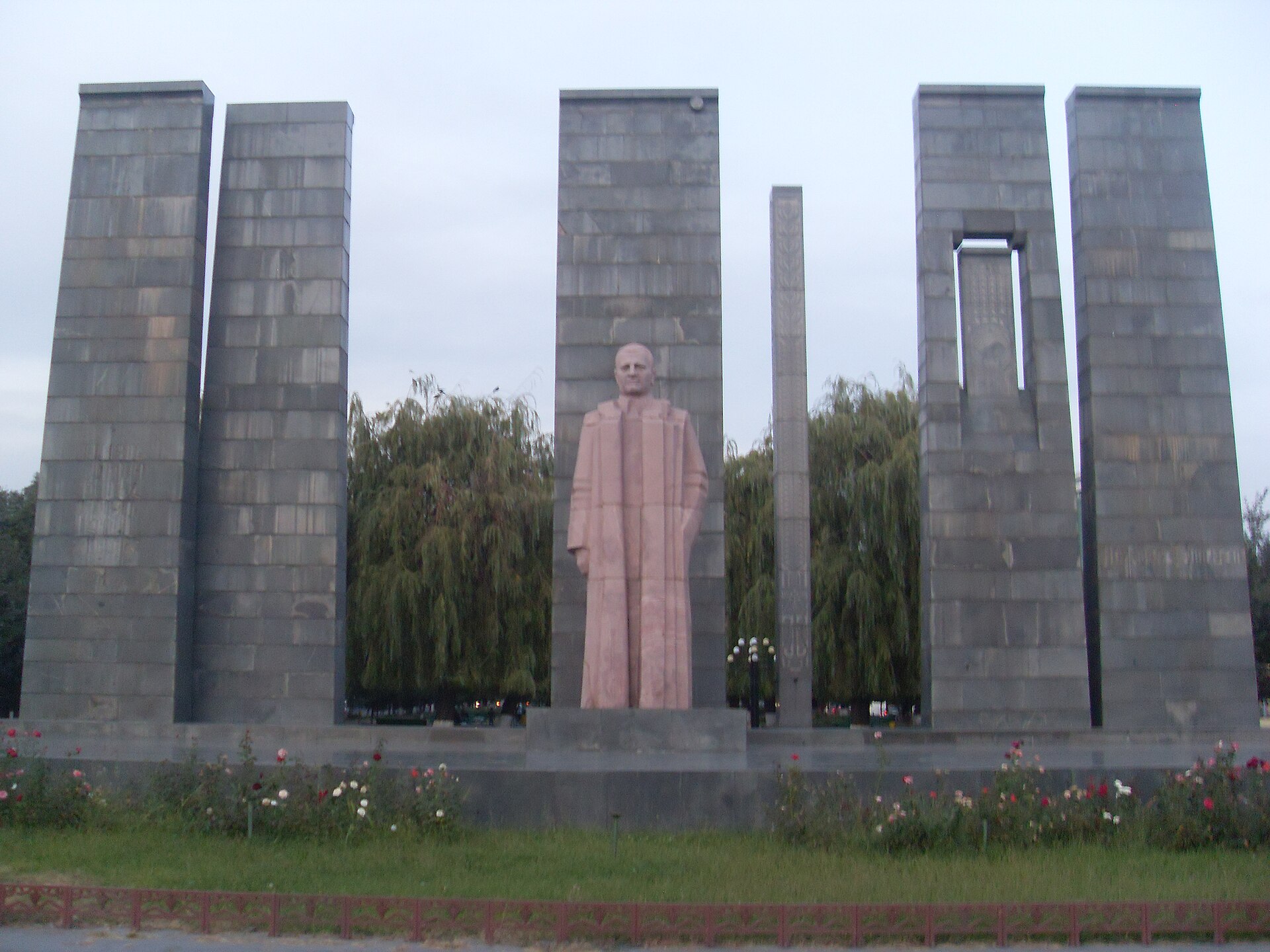 Aleksandr Myasnikyan Anıtı