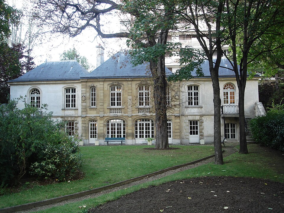 A photograph of square Colbert