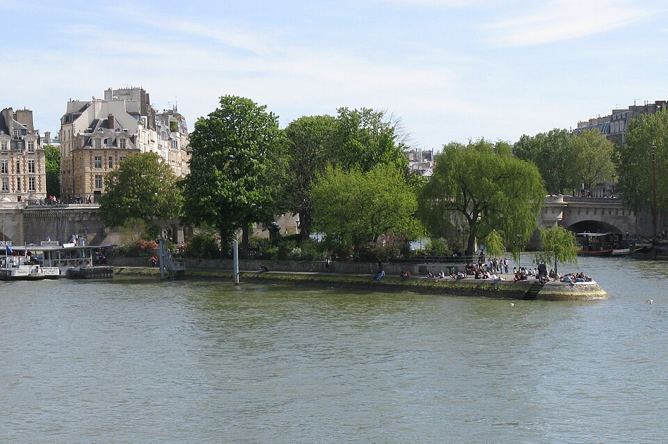 A photograph of square du Vert-Galant