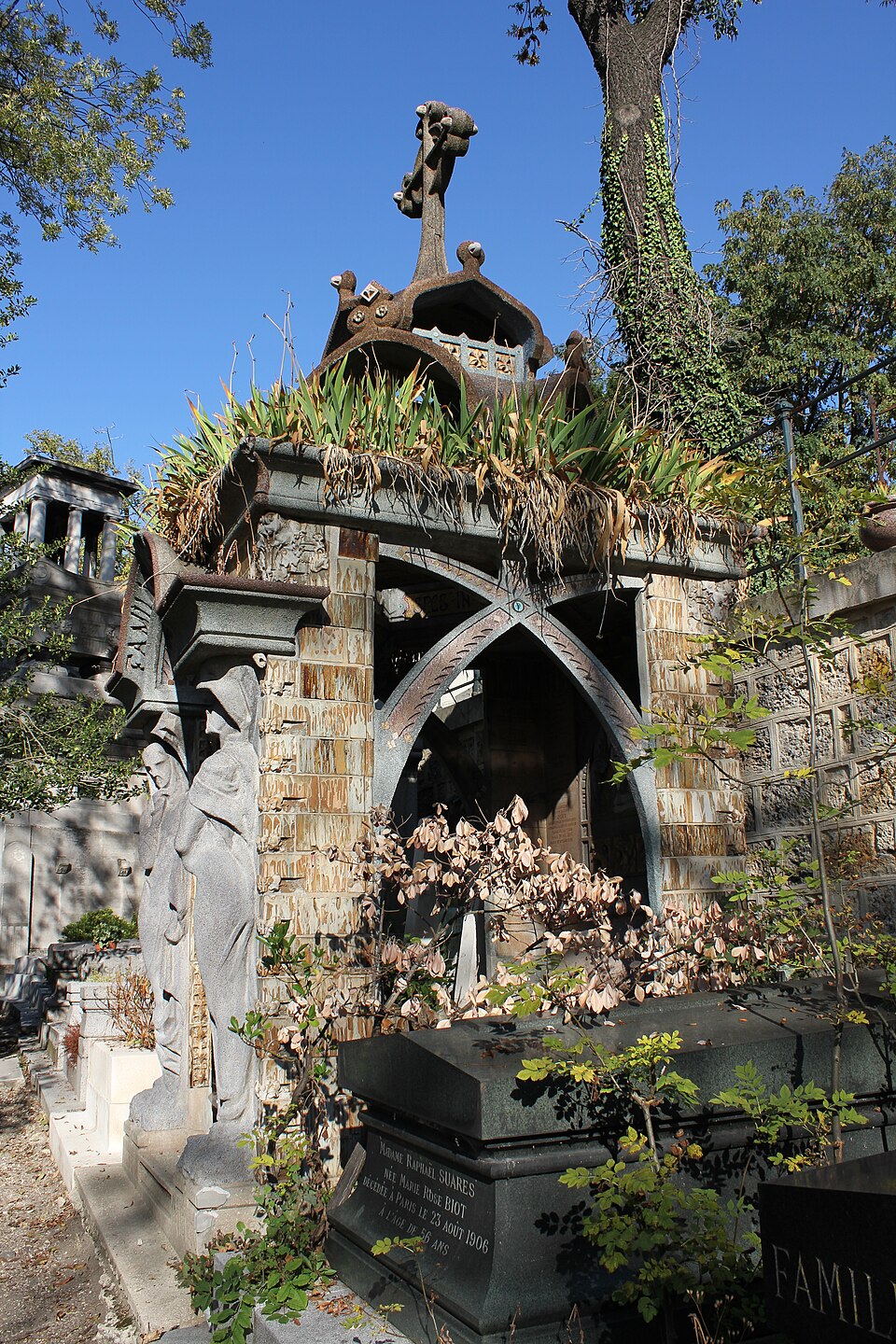 A photograph of Georges Guët's tomb