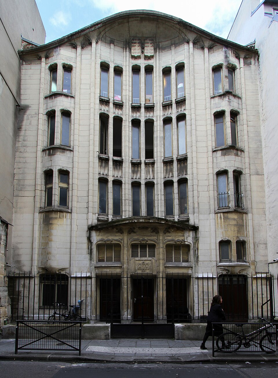 A photograph of Agoudas Hakehilos Synagogue
