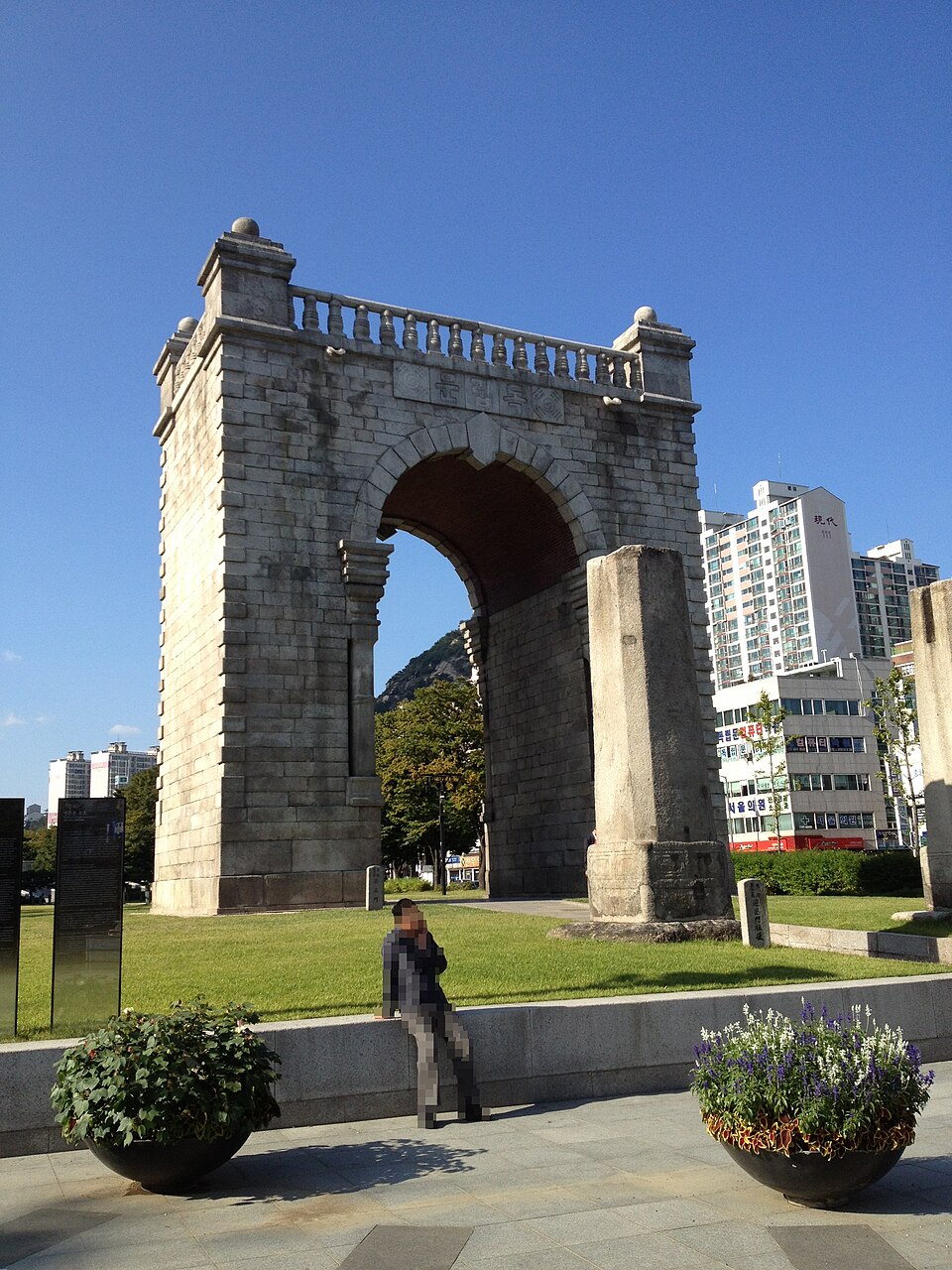 A photograph of Independence Gate