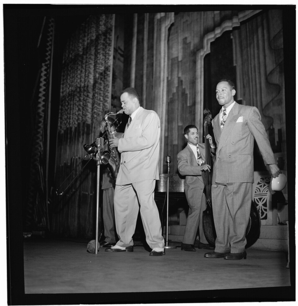 A photograph of Apollo Theater