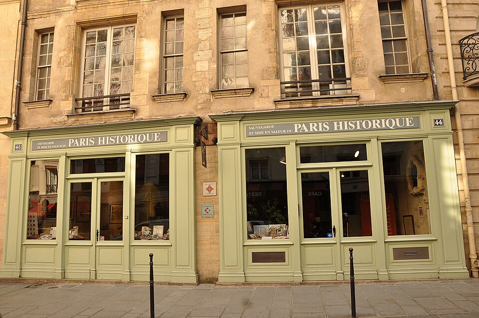 A photograph of Paris historique