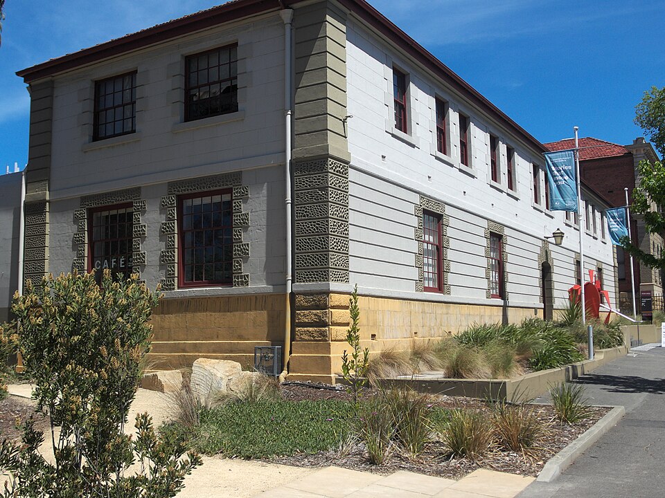 A photograph of Art store