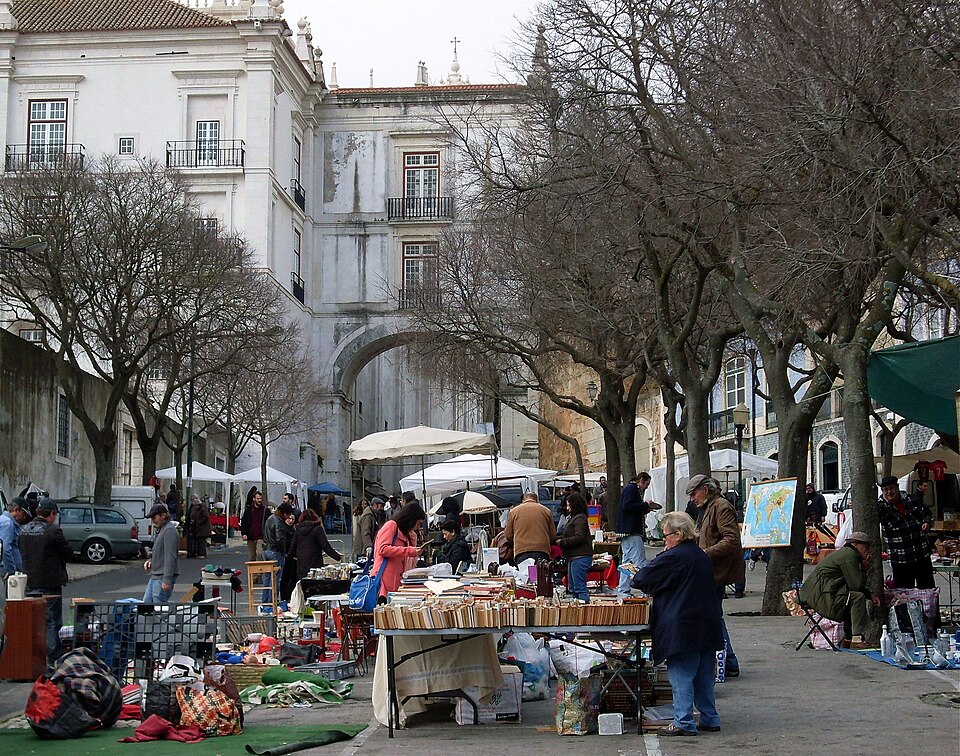 A photograph of Feira da Ladra