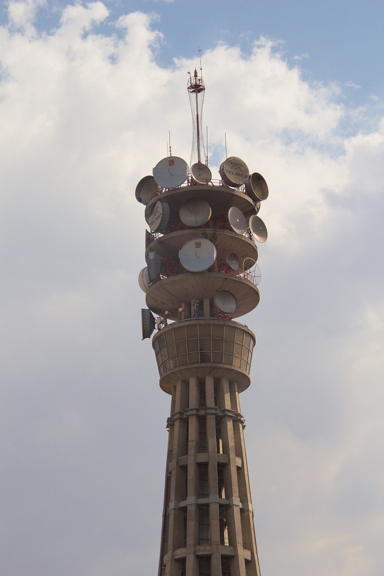 A photograph of Torre a Telmex