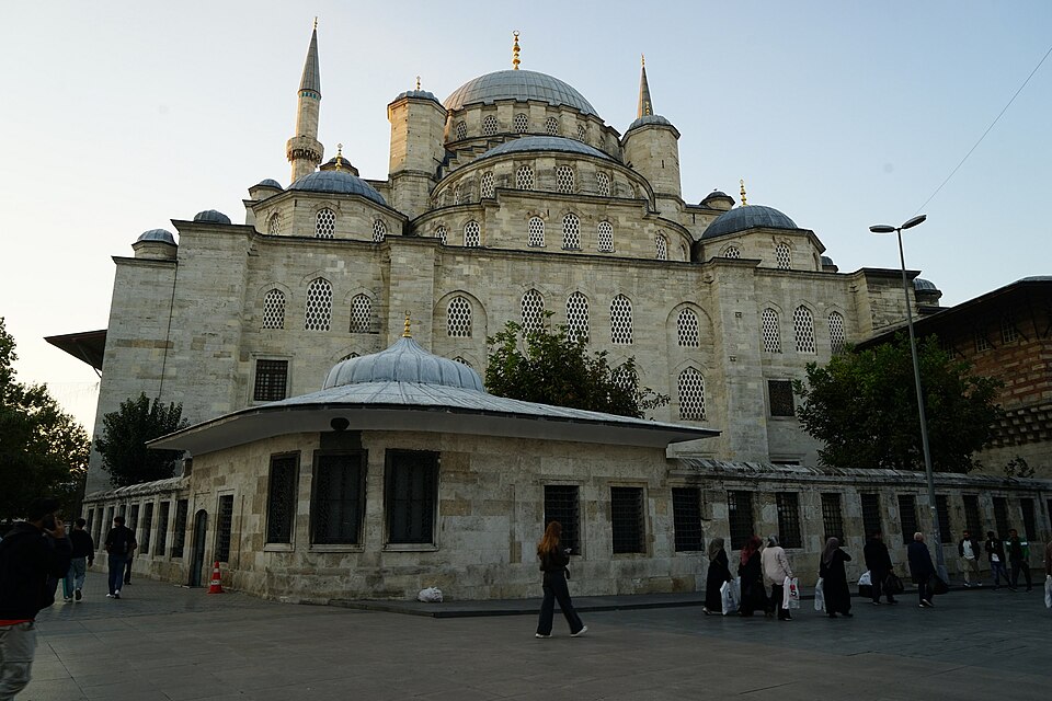 A photograph of New Mosque, Şehzadeler
