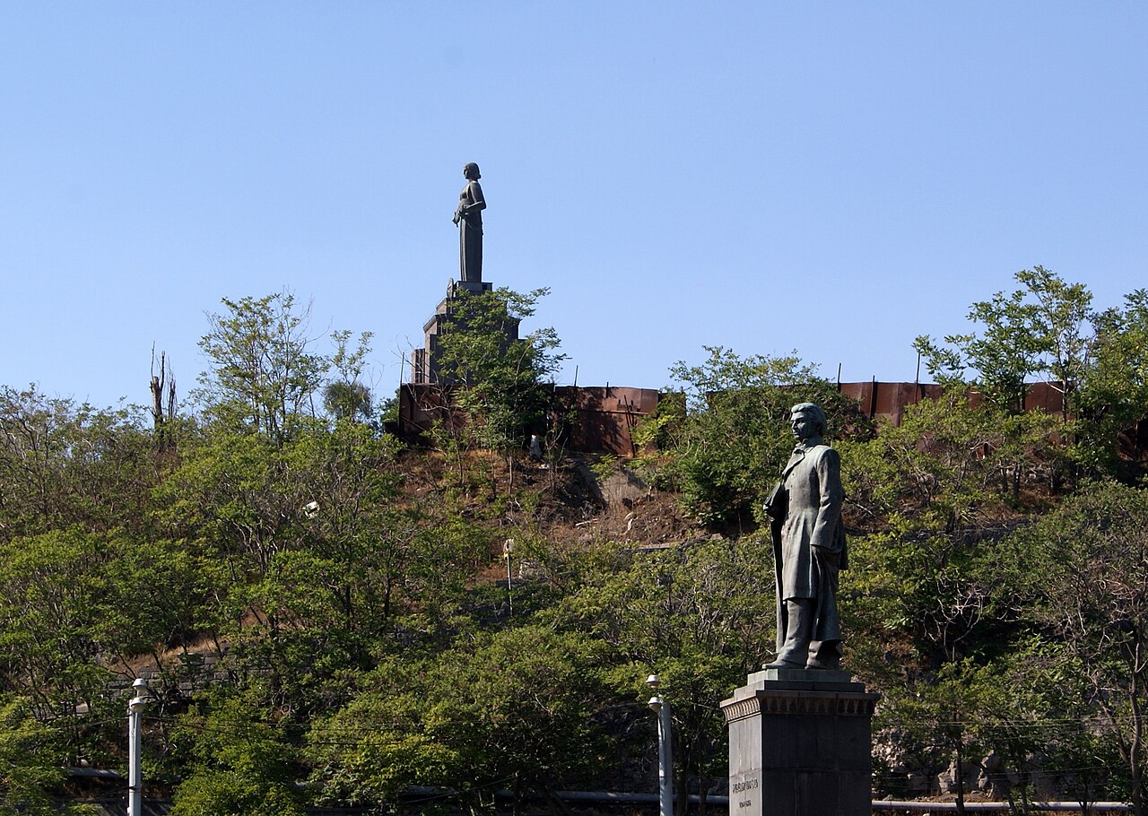 Abovian statue fotoğrafı