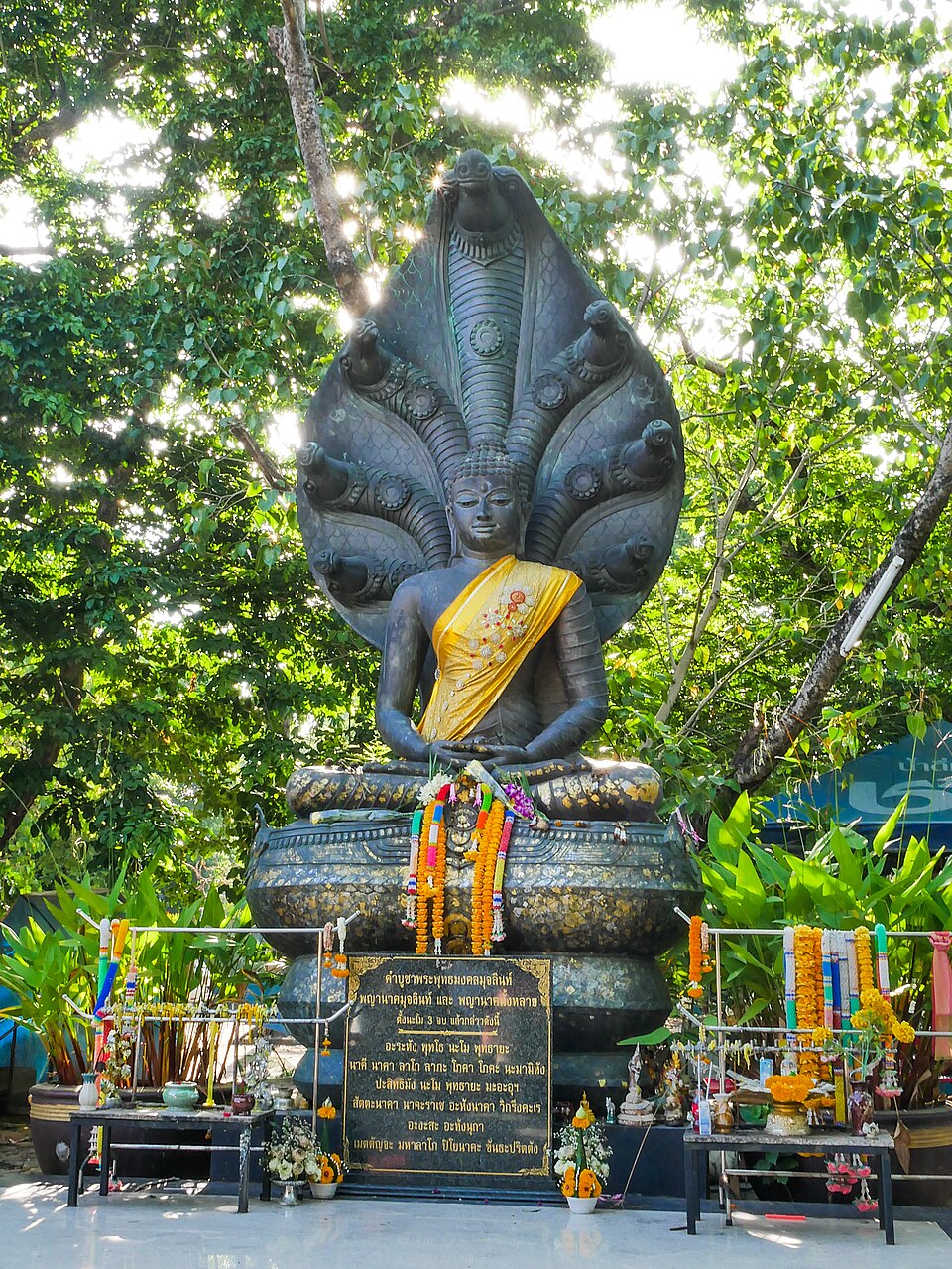 A photograph of Wat Phra Si Mahathat